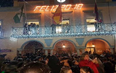 Las personas de la Residencia de Adultos El Cristo Roto asistieron a la nevada artificial organizada por el Ayuntamiento de Gibraleón