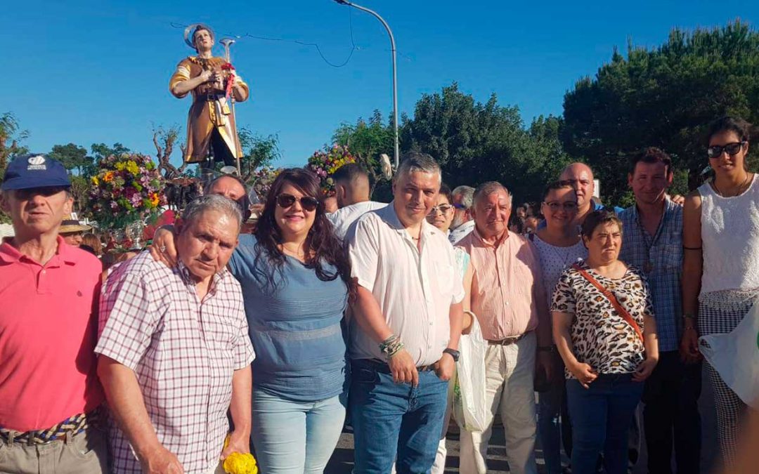 La Residencia de Adultos El Cristo Roto disfrutó de la procesión de San Isidro por las calles de la localidad