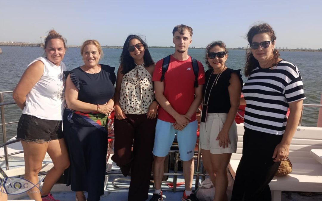Unidos por el Mar: Jesús de Nazaret, Tartessos y Cristo Roto disfrutan de un histórico paseo en catamarán por la ría de Huelva